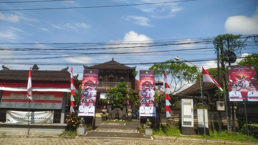 Pemasangan Atribut dalam Rangka Memeriahkan HUT Kota Singasana ke-532