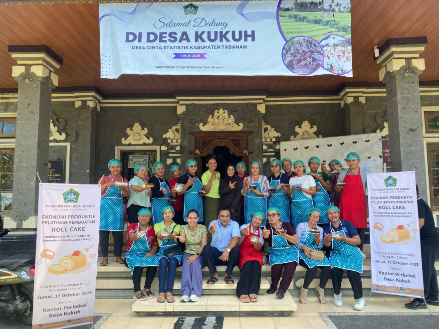 Pelatihan Ekonomi Produktif: Warga Desa Kukuh Belajar Membuat Roll Cake untuk Tingkatkan Kemandirian Usaha
