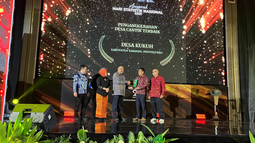 Desa Kukuh Raih Penghargaan Desa Cantik Terbaik Nasional pada HSN 2025