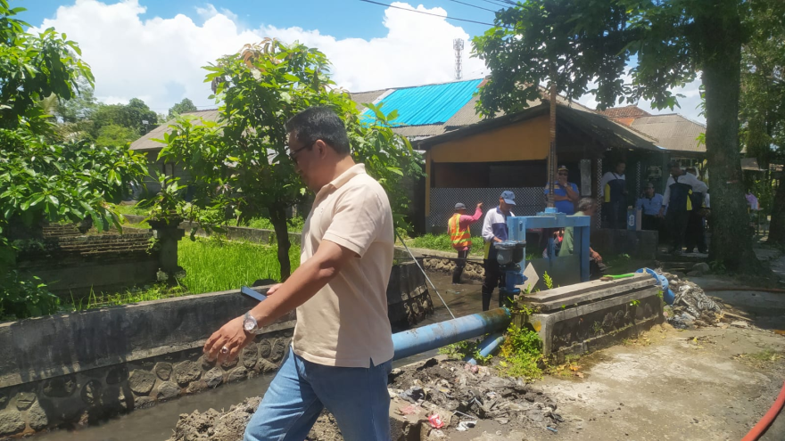 NORMALISASI ALIRAN SUNGAI DI BANJAR DINAS LODALANG DESA KUKUH DILAKSANAKAN SECARA BERSINERGI