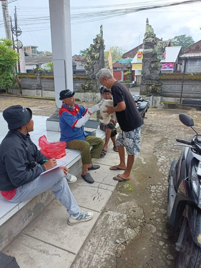 Vaksinasi Rabies di Desa Kukuh Berjalan Lancar