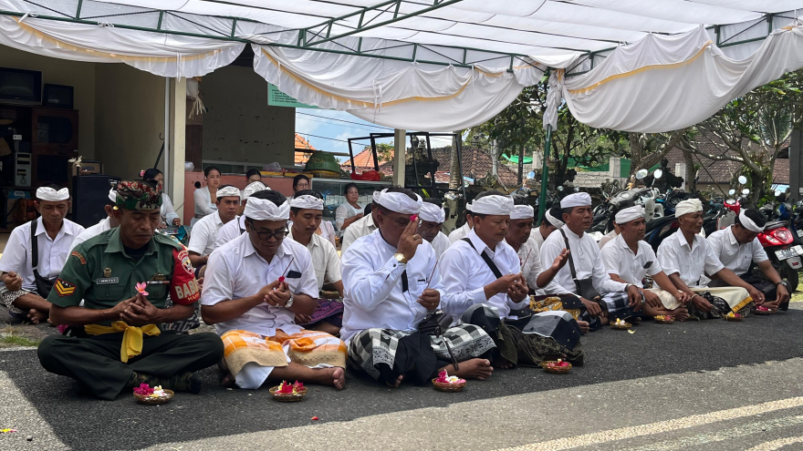 Piodalan Padmasana Kantor Perbekel Desa Kukuh, Wujud Syukur dan Kebersamaan Antar Unsur Desa