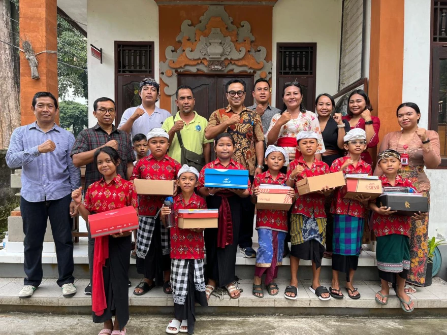 Perbekel Desa Kukuh Serahkan Hadiah kepada Siswa Berprestasi