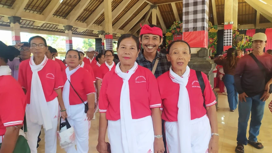 Perwakilan Lansia Desa Kukuh Meriahkan Lomba Senam pada Marga Festival II Tahun 2026