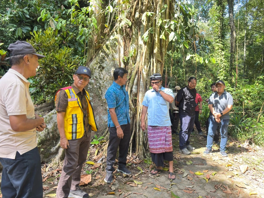 Kadis PU Bali Tinjau Jalan Pembatas Desa Kukuh dan Peken Belayu yang Rawan Longsor